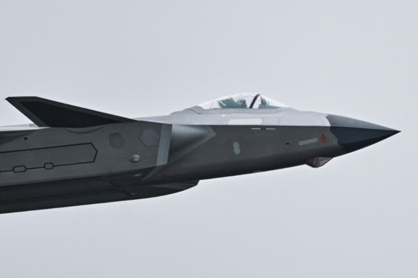 Un caza furtivo J-20 de Chengdu, de fabricación china, sobrevuela el recinto de la 15.ª Exposición Internacional de Aviación y Aeroespacial de China, celebrada en Zhuhai, en la provincia de Guangdong, al sur de China, el 15 de noviembre de 2024. (HÉCTOR RETAMAL/AFP vía Getty Images)