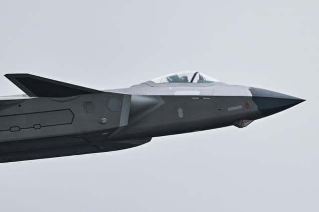 Un caza furtivo J-20 de Chengdu, de fabricación china, sobrevuela el recinto de la 15.ª Exposición Internacional de Aviación y Aeroespacial de China, celebrada en Zhuhai, en la provincia de Guangdong, al sur de China, el 15 de noviembre de 2024. (HÉCTOR RETAMAL/AFP vía Getty Images)