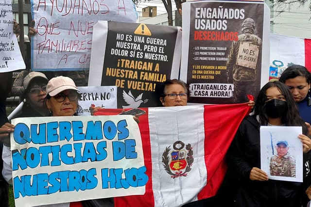 Familiares de peruanos reclutados por Rusia para luchar en la guerra contra Ucrania participan en una manifestación para que devuelvan a sus allegados, especialmente a los heridos, frente a la Embajada de Rusia en Lima, Perú. (EFE/ Paula Bayarte)