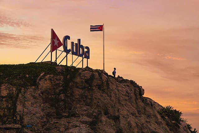 Un hombre disfruta de la puesta de sol durante un apagón en La Habana el 4 de agosto de 2026. (ADALBERTO ROQUE / AFP vía Getty Images)