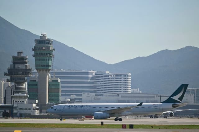 Un avión se desplaza por la pista del Aeropuerto Internacional de Hong Kong el 28 de noviembre de 2024. (Peter Parks/AFP vía Getty Images).
