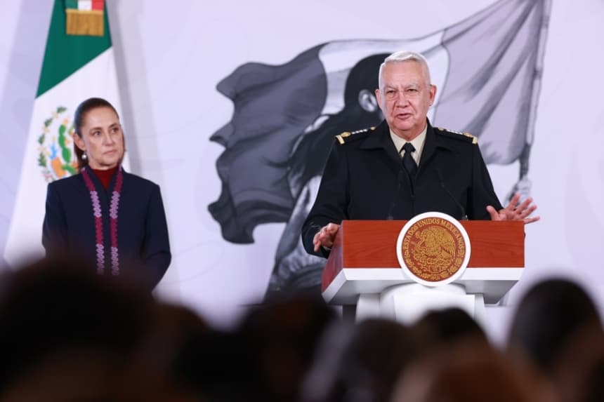 El secretario de Defensa de México, Ricardo Trevilla Trejo, habla durante una rueda de prensa este martes, en Palacio Nacional de la Ciudad de México (EFE/Mario Guzmán)