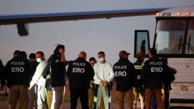 Corte de EE. UU. autoriza deportar por vía rápida a inmigrantes en libertad condicional