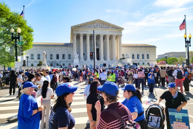 Manifestantes que apoyan la ciudadanía por nacimiento frente a la Corte Suprema en Washington el 1 de abril de 2026. (Stacy Robinson/The Epoch Times)