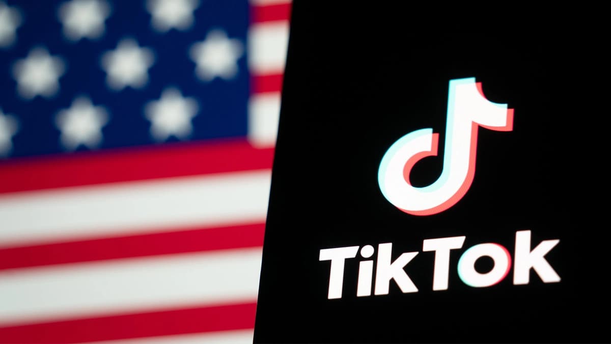 En esta ilustración fotográfica, se pueden ver el logotipo de TikTok y la bandera de Estados Unidos en pantallas en Hong Kong, China, el 18 de enero de 2025. (Anthony Kwan/Getty Images)