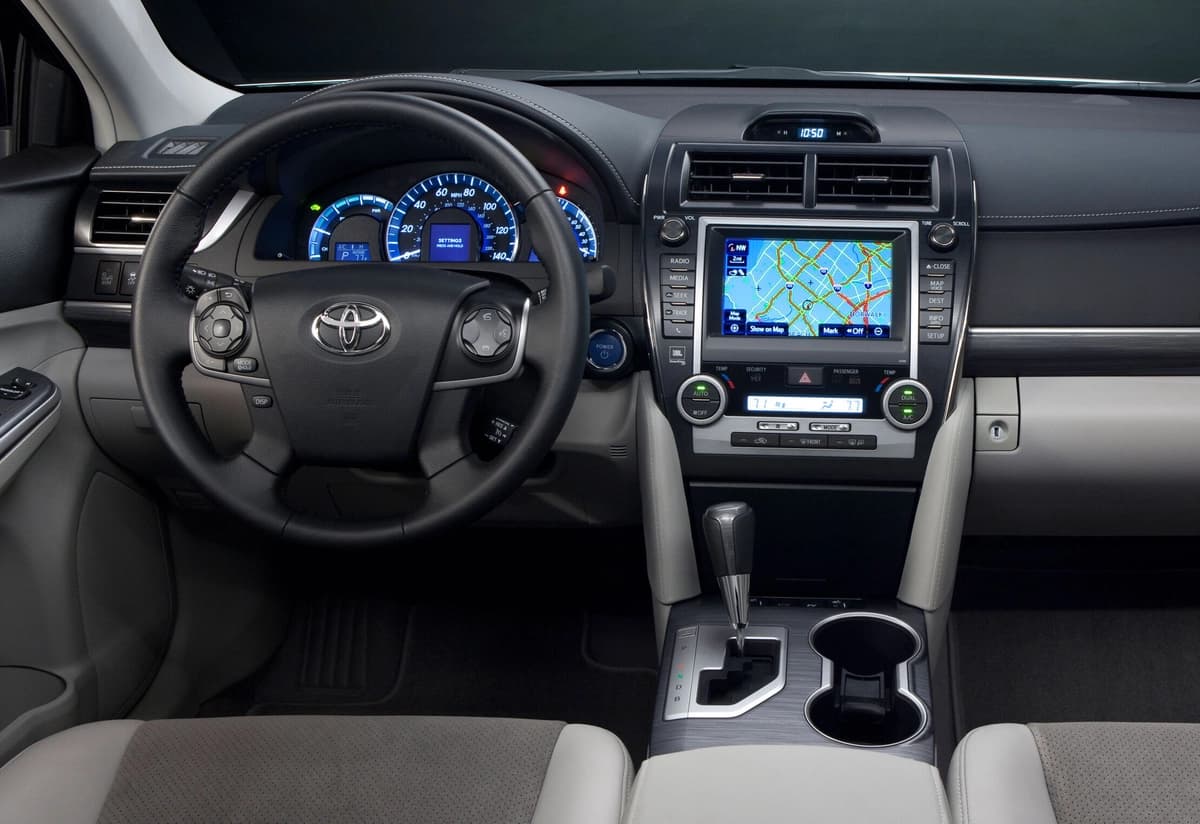 El interior de un modelo híbrido Camry. (Cortesía de Toyota)