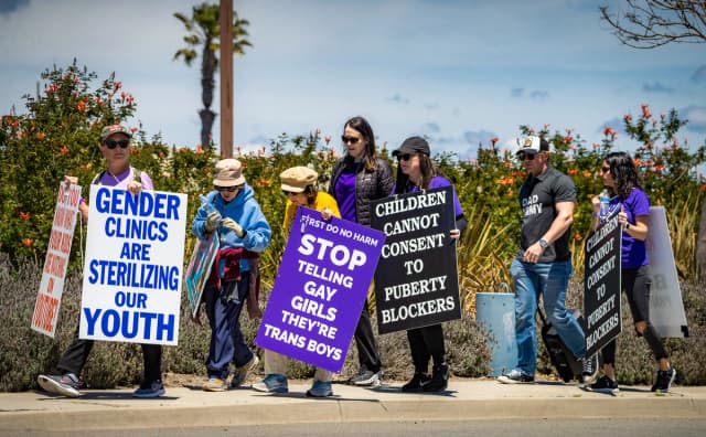 Defensores de la detransición se reúnen a las afueras de la conferencia anual de la Sociedad de Endocrinología Pediátrica celebrada en San Diego el 6 de mayo de 2023. (John Fredricks/The Epoch Times)