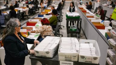Juez bloquea las restricciones al voto por correo impuestas por Trump en todo el país