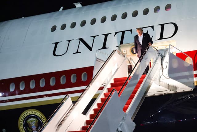 El presidente Donald Trump llega a la Base Conjunta Andrews en Maryland el 9 de julio de 2026, tras trasladarse del anterior avión Air Force One al nuevo Air Force One durante una escala en la Base Aérea RAF Mildenhall en el Reino Unido. (Win McNamee/Getty Images)