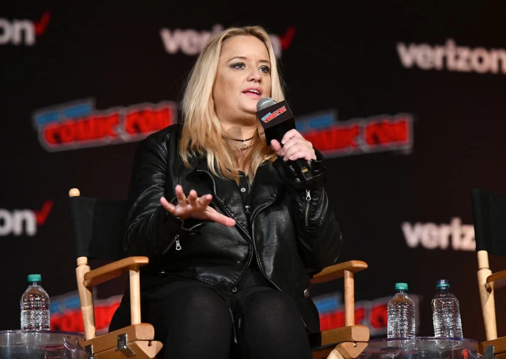 Lucy Davis habla en el escenario durante el panel de Netflix & Chills en la Comic Con de Nueva York 2018, en el Centro de Convenciones Jacob K. Javits de la ciudad de Nueva York, el 5 de octubre de 2018. (Noam Galai/Getty Images para la Comic Con de Nueva York).
