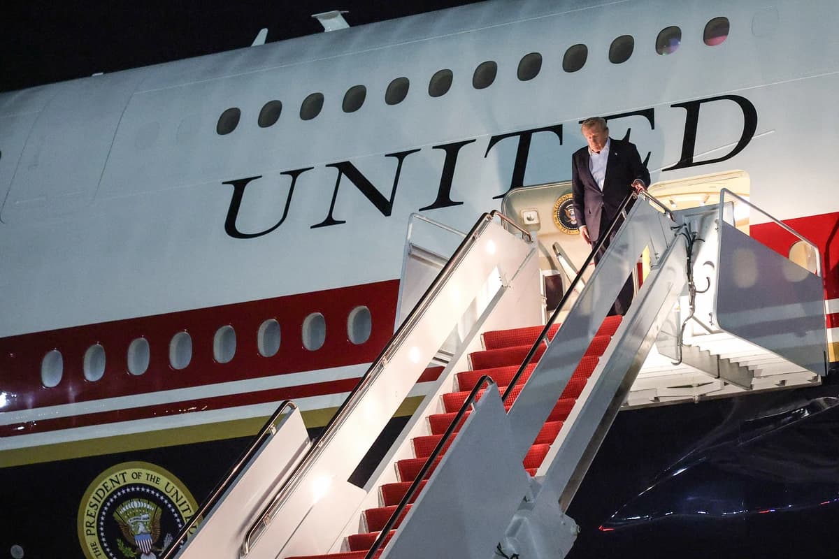 WASHINGTON, DC - 8 de julio de 2026: El presidente de Estados Unidos, Donald Trump, regresa a la Base Conjunta Andrews el 9 de julio de 2026 en Washington, DC. Trump cambió del antiguo Air Force One al nuevo Air Force One durante su escala en el Reino Unido, en la Base Aérea RAF Mildenhall, cuando regresaba de su visita a Ankara, Turquía, donde asistió a la cumbre de la OTAN. (Foto de Win McNamee/Getty Images).