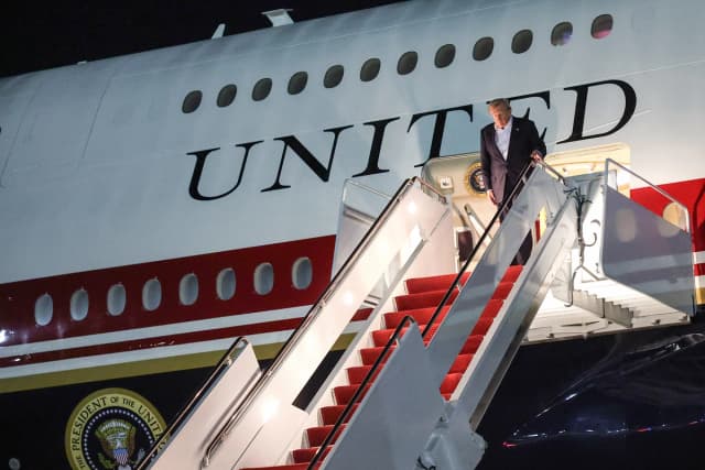 WASHINGTON, DC - 8 de julio de 2026: El presidente de Estados Unidos, Donald Trump, regresa a la Base Conjunta Andrews el 9 de julio de 2026 en Washington, DC. Trump cambió del antiguo Air Force One al nuevo Air Force One durante su escala en el Reino Unido, en la Base Aérea RAF Mildenhall, cuando regresaba de su visita a Ankara, Turquía, donde asistió a la cumbre de la OTAN. (Foto de Win McNamee/Getty Images).