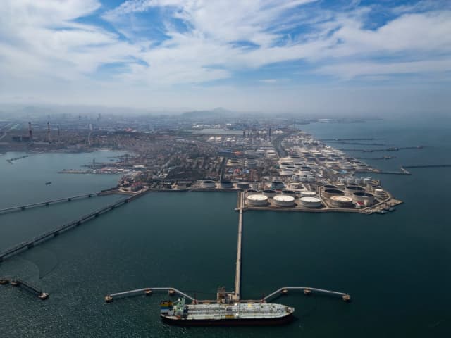 Un buque petrolero descarga petróleo crudo importado en la terminal petrolera del puerto de Qingdao, en Qingdao, China, el 12 de abril de 2026. (Getty Images Staff/Getty Images)