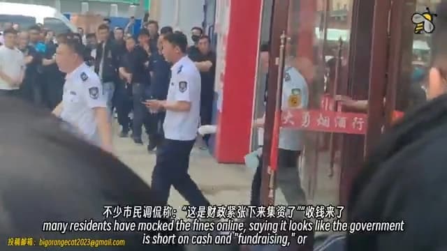 Personal uniformado sale de la tienda de tabaco y licores Dayong en la provincia de Heilongjiang en abril de 2026. (Cortesía de YesterdayBigcat/Captura de pantalla vía The Epoch Times).