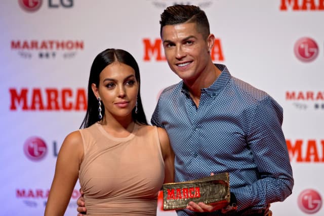 El futbolista de la Juventus Cristiano Ronaldo posa con su pareja, la modelo Georgina Rodríguez, en Madrid el 29 de julio de 2019. (Paul White/AP Photo)