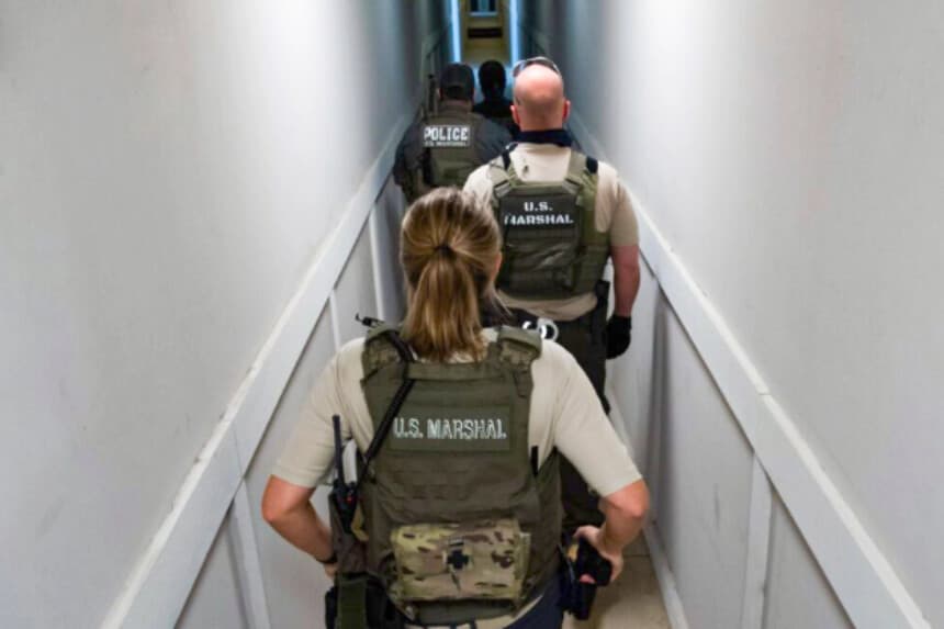 Miembros de la Unidad de Niños Desaparecidos del Servicio de Alguaciles de EE. UU. durante la "Operación Nunca Olvidados 2021" en Atlanta, Georgia. (Cortesía de Shane T. McCoy/Servicio de Alguaciles de EE. UU.).