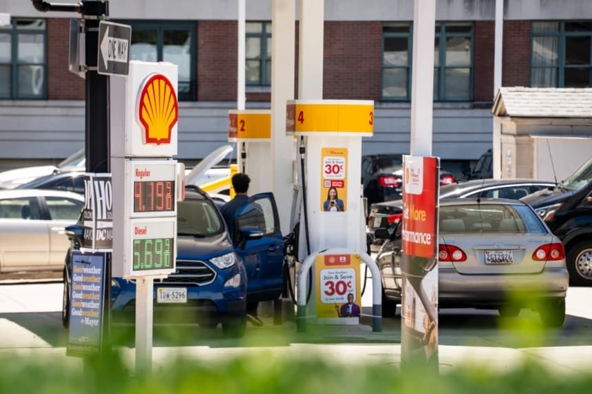 Una estación de servicio en Washington el 16 de junio de 2026. (Madalina Kilroy/The Epoch Times)