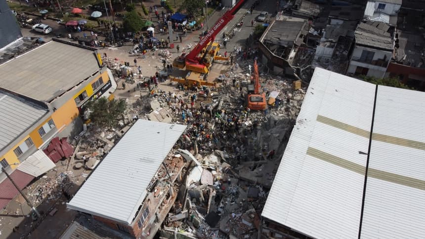 Fotografía aérea que muestra rescatistas en labores de búsqueda en el lugar donde se derrumbó un edificio de cuatro pisos tras el terremoto de magnitud 7.4 que sacudió la mayor parte de Colombia el pasado lunes, este miércoles en el sector del parque La Libertad en Pereira, Colombia. El presidente de Colombia, Abelardo de la Espriella, declaró duelo nacional de tres días por las víctimas del terremoto que golpeó varias partes del país y deja cerca de 240 muertos, según las autoridades regionales, informó el Gobierno. (EFE/ Juan Diego López)
