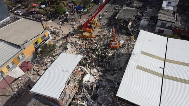 Fotografía aérea que muestra rescatistas en labores de búsqueda en el lugar donde se derrumbó un edificio de cuatro pisos tras el terremoto de magnitud 7.4 que sacudió la mayor parte de Colombia el pasado lunes, este miércoles en el sector del parque La Libertad en Pereira, Colombia. El presidente de Colombia, Abelardo de la Espriella, declaró duelo nacional de tres días por las víctimas del terremoto que golpeó varias partes del país y deja cerca de 240 muertos, según las autoridades regionales, informó el Gobierno. (EFE/ Juan Diego López)