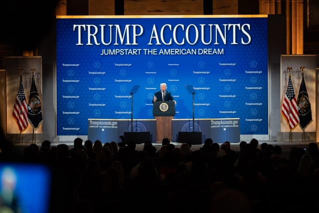 El presidente Donald Trump pronuncia un discurso durante la cumbre sobre las Cuentas Trump en el Auditorio Andrew W. Mellon de Washington, el 28 de enero de 2026. (Madalina Kilroy/The Epoch Times)