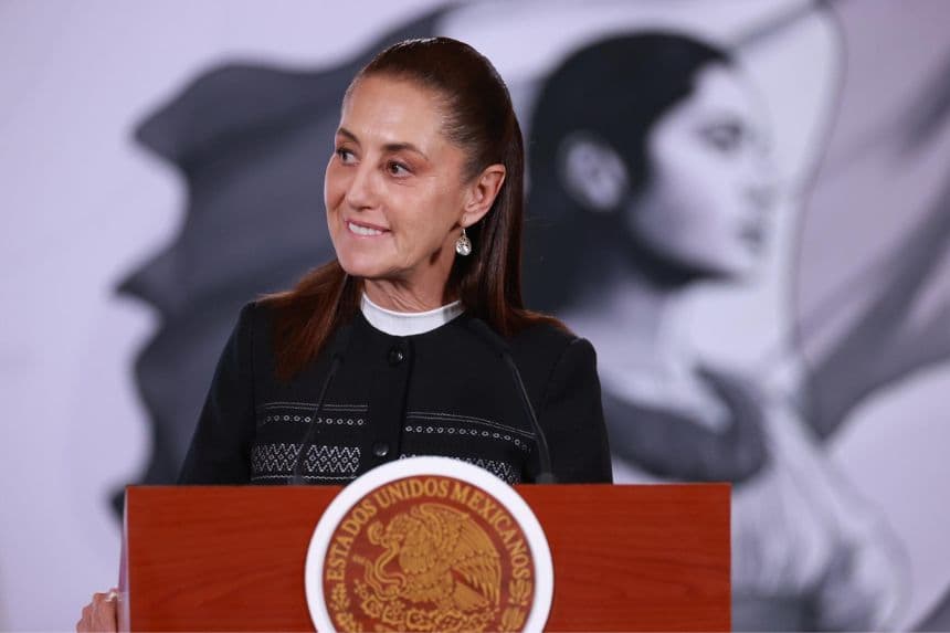 La presidenta de México Claudia Sheinbaum, reacciona durante una rueda de prensa este 12 de agosto, en Palacio Nacional de la Ciudad de México, México. (EFE/Mario Guzmán)