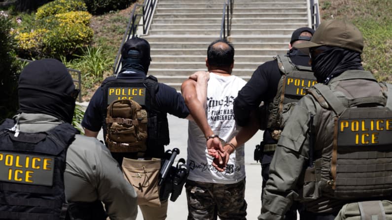 ICE equipará a sus agentes con guantes que pueden dar descargas eléctricas