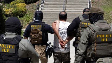 ICE equipará a sus agentes con guantes que pueden dar descargas eléctricas