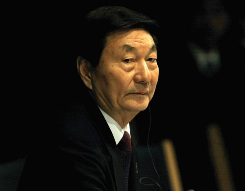 El primer ministro chino Zhu Rongji durante una sesión de trabajo en la cumbre Europa-Asia celebrada en Copenhague, Dinamarca, el 22 de septiembre de 2002. (Gerard Cerles/AFP vía Getty Images)