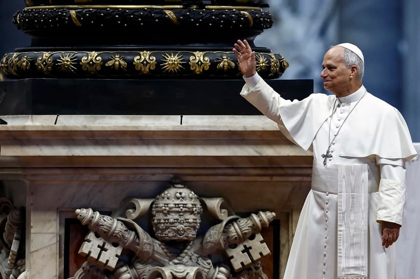 El Papa Leo XIV (C) durante la audiencia general semanal en la Basílica de San Pedro, en la Ciudad del Vaticano, el 12 de agosto de 2026. (Papa) (EFE/EPA/ANGELO CARCONI)