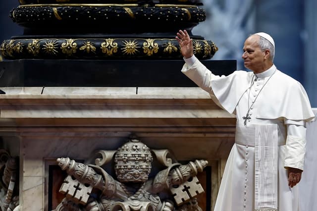 El Papa Leo XIV (C) durante la audiencia general semanal en la Basílica de San Pedro, en la Ciudad del Vaticano, el 12 de agosto de 2026. (Papa) (EFE/EPA/ANGELO CARCONI)