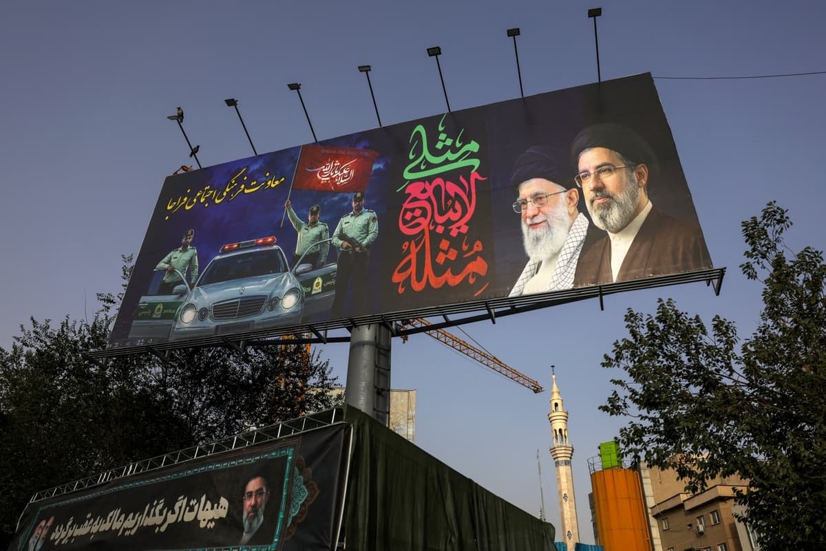 Una valla publicitaria en la que aparecen el difunto líder supremo de Irán, el ayatolá Ali Jamenei, y el líder supremo actual, el ayatolá Mojtaba Jamenei, en la plaza Valiasr de Teherán, Irán, el 2 de julio de 2026. (Murad Sezer/Reuters)