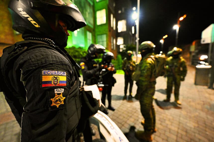 Ecuador ordena prisión preventiva para una mujer vinculada al traslado de 469 kilos de droga
