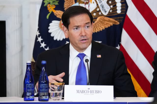 El secretario de Estado de EE. UU., Marco Rubio, habla durante una mesa redonda sobre la industria minera estadounidense con el presidente de EE. UU., Donald Trump, en el Departamento de Estado de EE. UU. el 7 de agosto de 2026 en Washington, DC. (Eric Lee/Getty Images)