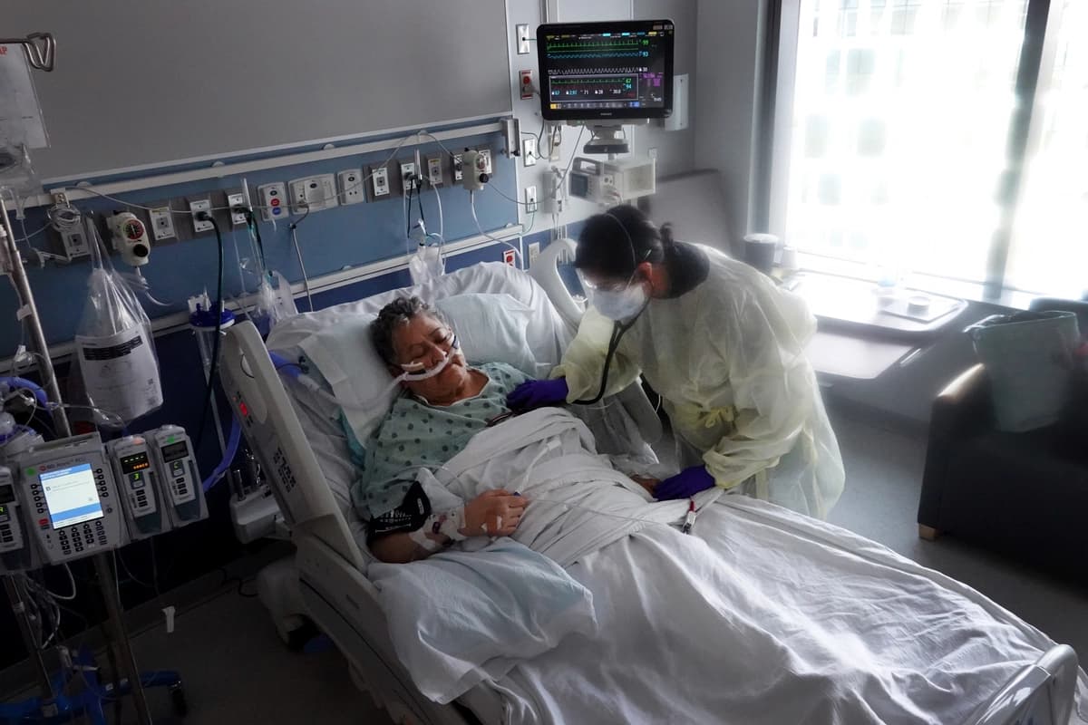 Un paciente con COVID-19 recibe tratamiento en el Centro Médico de la Universidad Rush en Chicago, Illinois, el 31 de enero de 2022. (Scott Olson / Getty Images).