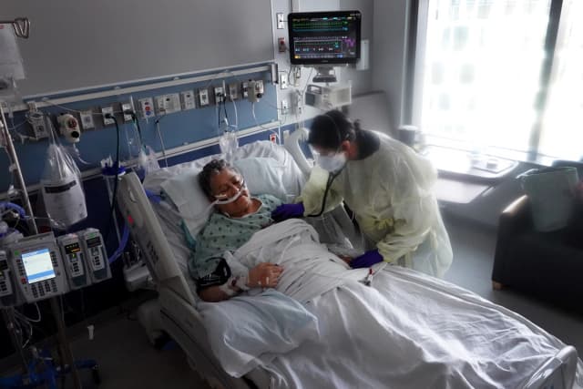 Un paciente con COVID-19 recibe tratamiento en el Centro Médico de la Universidad Rush en Chicago, Illinois, el 31 de enero de 2022. (Scott Olson / Getty Images).