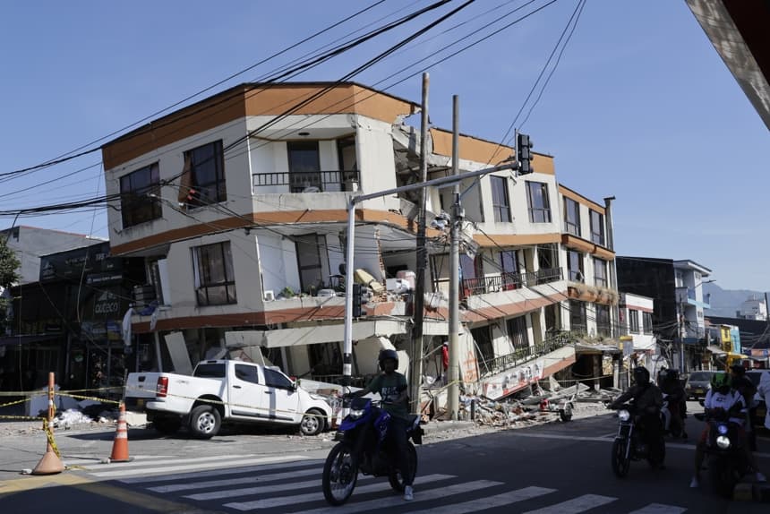 Varias personas en la ciudad colombiana de Pereira circulaban este martes en motocicletas frente a una edificación destruida tras el terremoto de magnitud 7.4 que sacudió el lunes la mayor parte del país. (EFE/ Carlos Ortega)