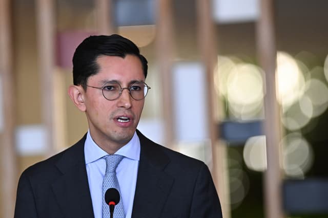 El secretario de Relaciones Exteriores, Roberto Velasco Álvarez, sostuvo una reunión de evaluación con el equipo de Protección Consular y autoridades de la Embajada de México en Colombia para revisar la situación de los mexicanos que se encuentran en las zonas afectadas. (EFE/ Andre Borges)