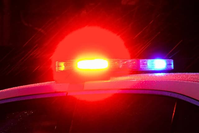 Luces parpadean en la parte superior de un coche de policía en Filadelfia el 17 de enero de 2022. (Matt Rourke/AP Photo).