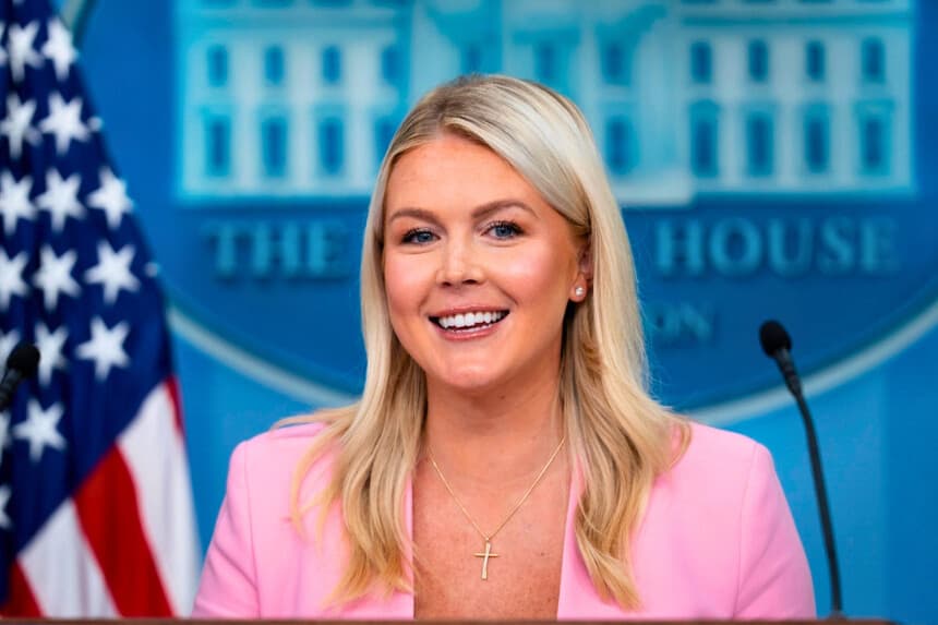 La secretaria de prensa de la Casa Blanca, Karoline Leavitt, ofrece su primera rueda de prensa tras su baja por maternidad, en la Casa Blanca el 16 de julio de 2026. (Madalina Kilroy/The Epoch Times).
