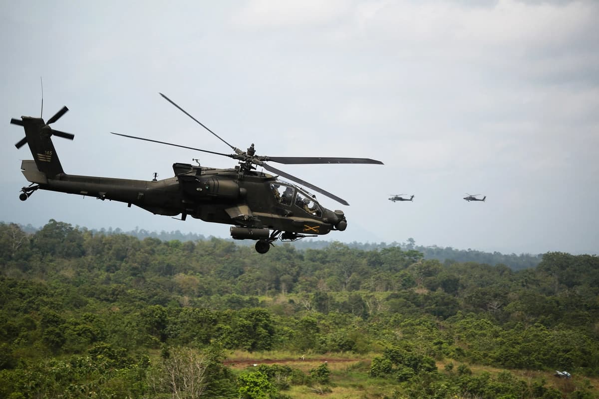 Un helicóptero AH-64 Apache del Ejército de EE. UU. sobrevuela la zona durante el ejercicio multinacional conjunto Garuda Shield 2025 en el centro de entrenamiento de combate de Baturaja, en Lampung, Indonesia, el 3 de septiembre de 2025. (Perdiansyah/AFP vía Getty Images).