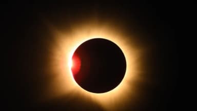 Europa a oscuras: Miles de personas contemplan el eclipse solar