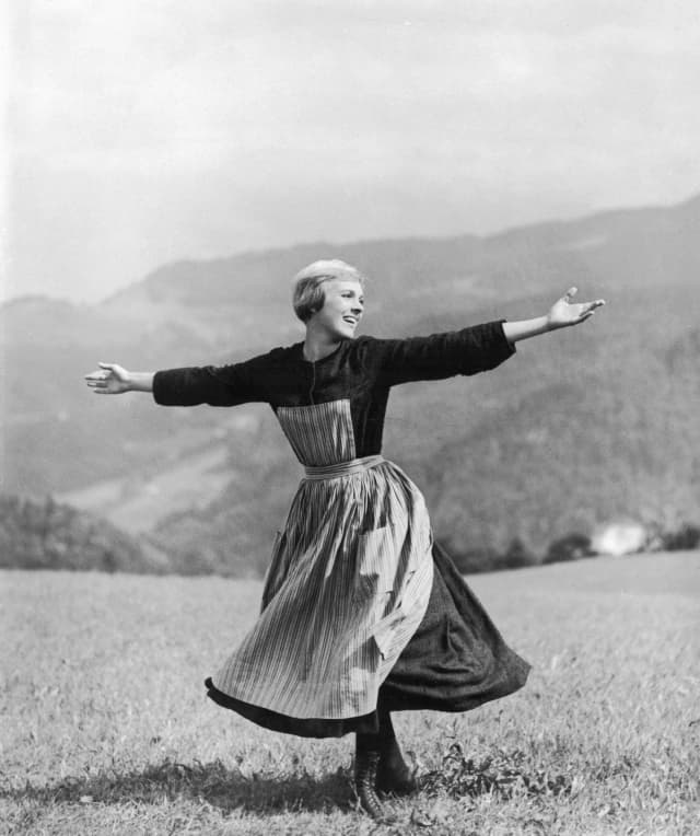 Julie Andrews en la escena inicial de "La novicia rebelde", de Rodgers y Hammerstein. (Foto de Hulton Archive/Getty Images)