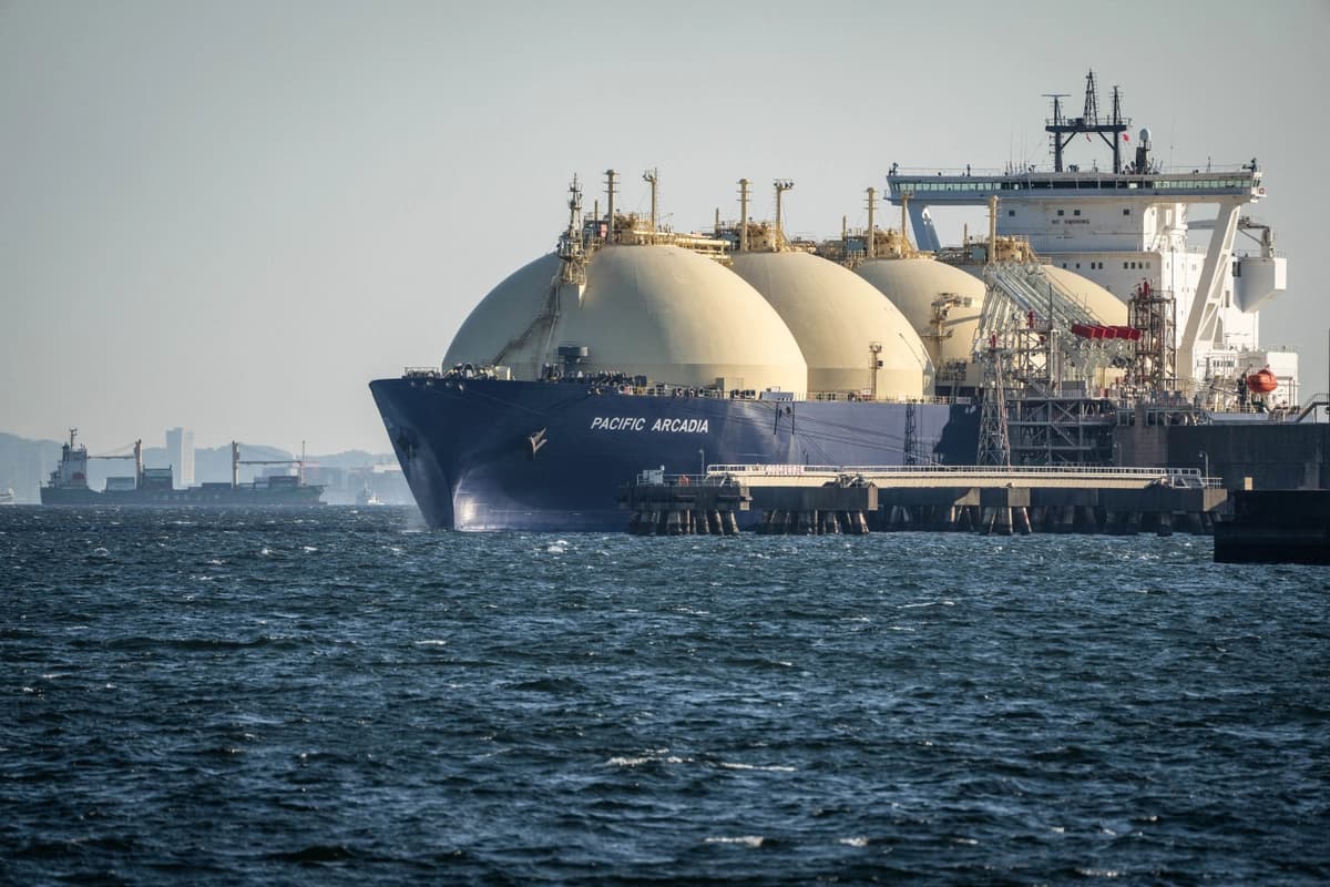 Un buque cisterna de gas natural licuado (GNL) está atracado en un muelle de GNL en Kawasaki, Japón, el 8 de abril de 2026. (Yuichi Yamazaki/AFP vía Getty Images)