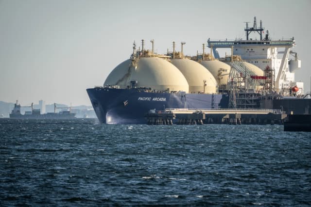 Un buque cisterna de gas natural licuado (GNL) está atracado en un muelle de GNL en Kawasaki, Japón, el 8 de abril de 2026. (Yuichi Yamazaki/AFP vía Getty Images)