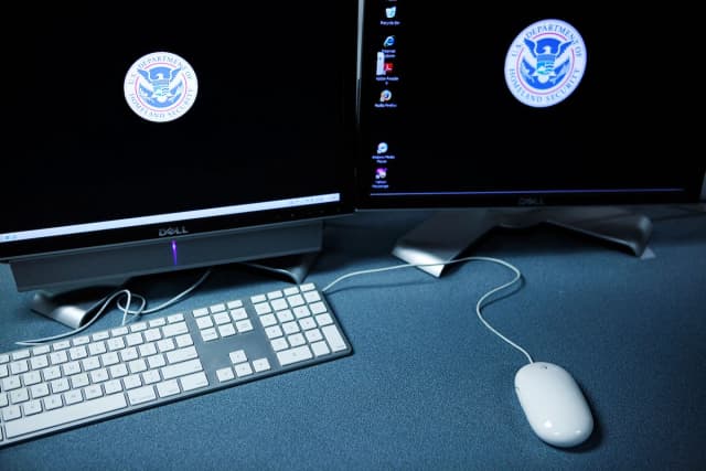 El logotipo del Departamento de Seguridad Nacional de EE. UU. en las terminales de computadora del Centro de Delitos Cibernéticos del Servicio de Inmigración y Control de Aduanas de EE. UU. (ICE) en Fairfax, Virginia, el 13 de octubre de 2009. (Alex Wong/Getty Images)