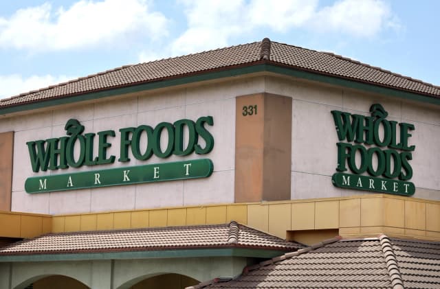 El logotipo de Whole Foods se muestra en una tienda de Whole Foods en Glendale, California, el 16 de septiembre de 2024. (Mario Tama/Getty Images)