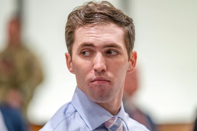 Tyler Robinson, acusado del asesinato de Charlie Kirk, comparece durante una audiencia en el Tribunal del Cuarto Distrito en Provo, Utah, el 11 de diciembre de 2025. (Rick Egan/Pool/Getty Images).