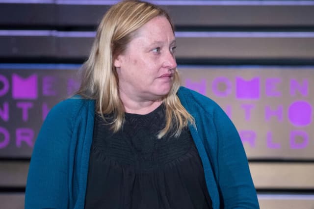 Heidi Beirich, del Southern Poverty Law Center, interviene durante la Cumbre Mujeres en el Mundo en el Lincoln Center de Nueva York el 6 de abril de 2017. (Mary Altaffer/AP).