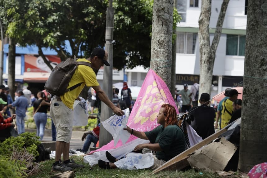 Damnificados por el terremoto de magnitud 7.4 que sacudió a Colombia, descansan en el parque La Libertad este miércoles, en Pereira, Colombia. (EFE/ Carlos Ortega)