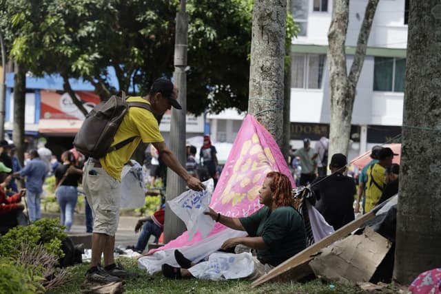 Damnificados por el terremoto de magnitud 7.4 que sacudió a Colombia, descansan en el parque La Libertad este miércoles, en Pereira, Colombia. (EFE/ Carlos Ortega)